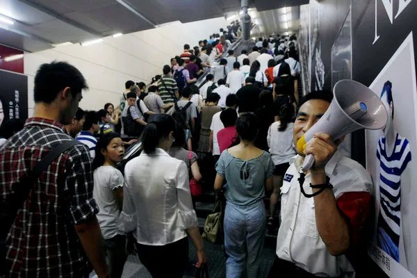 上海地铁两女子上演“全武行”，扇巴掌薅头发互相厮打，事发的原因是什么？