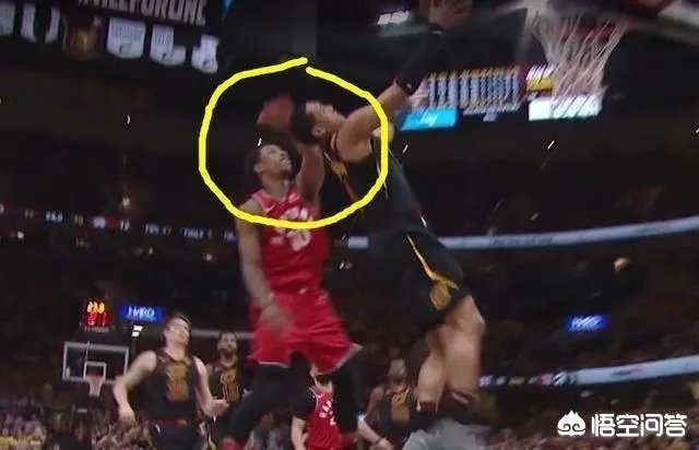 马刺VS掘金G4,最后时刻德罗赞用球怒砸裁判被驱逐出场,当时什么情况?