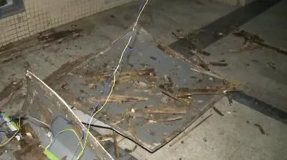 四川成都，一广告牌掉落砸倒男童，谁该为此事负责？