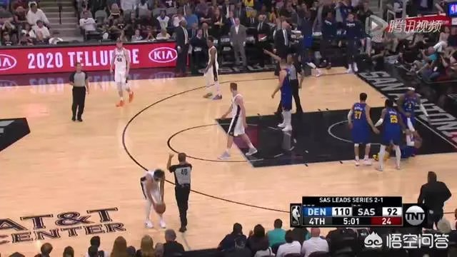 马刺VS掘金G4,最后时刻德罗赞用球怒砸裁判被驱逐出场,当时什么情况?