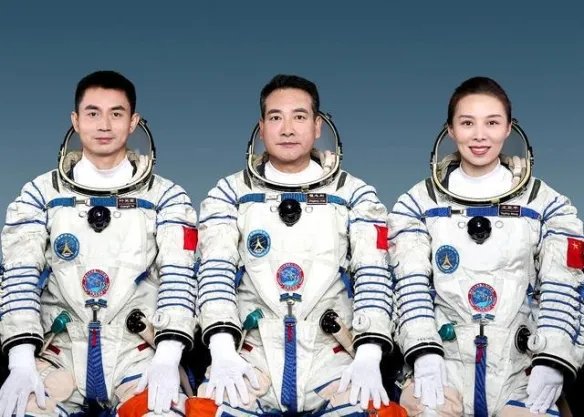王亚平成中国首位出舱女航天员！神十三完成出舱任务