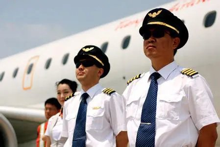 南航机长大概多少钱一个月 其实机长是分等级的