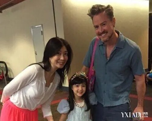 夏克立老婆图片美丽动人黄嘉千担任超女评委暖心十足