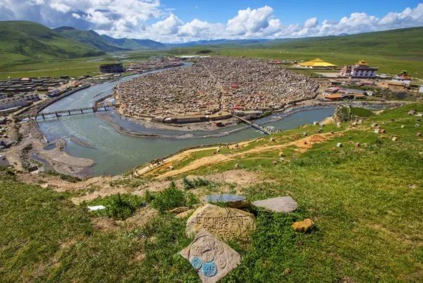 四川甘孜藏族自治区白玉县昌台区的亚青寺的规模有多大？