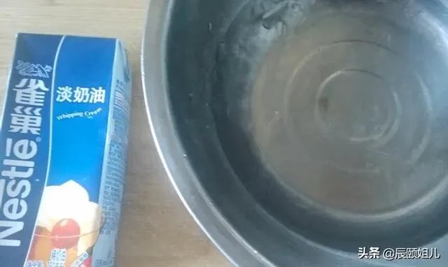 淡奶油怎么打发能让它更稳定更细腻些?