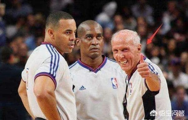 马刺VS掘金G4,最后时刻德罗赞用球怒砸裁判被驱逐出场,当时什么情况?