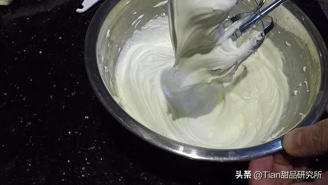 淡奶油怎么打发能让它更稳定更细腻些?