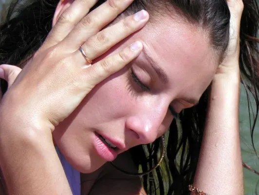 脸上有红血丝怎么回事