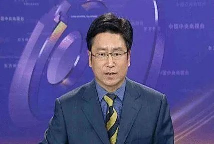 白岩松提问物资为何出现配送不及时的情况，他是一个怎样的主持人？