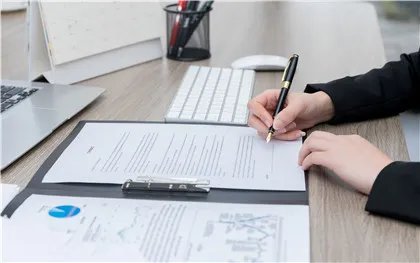 违约责任的归责原则是什么?