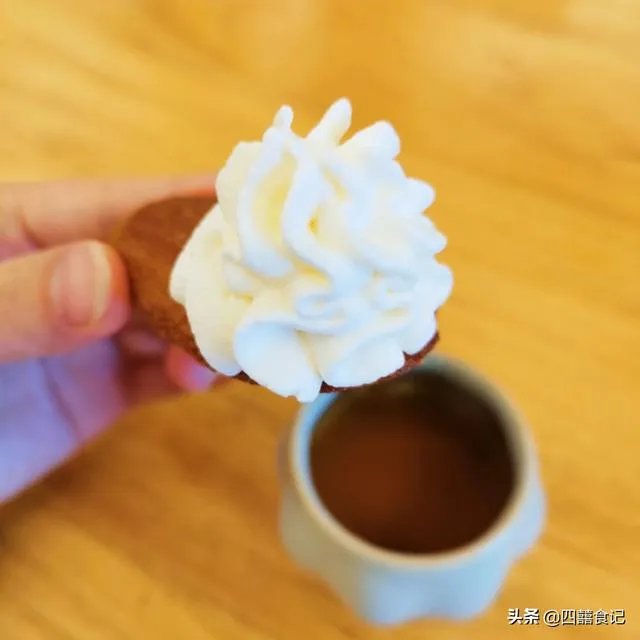 淡奶油怎么打发能让它更稳定更细腻些?