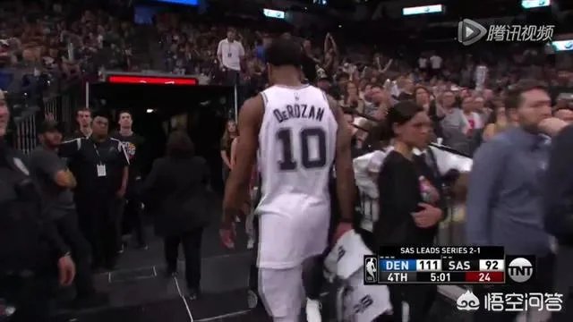 马刺VS掘金G4,最后时刻德罗赞用球怒砸裁判被驱逐出场,当时什么情况?