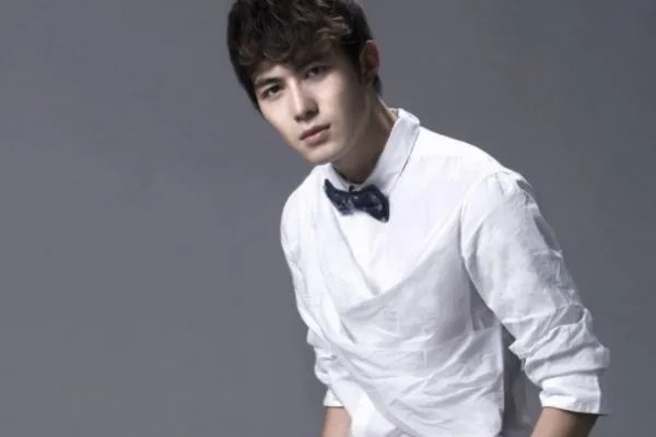 陈学冬从小是大姨带大的，心里怨恨父母吗，从哪里看得出来？