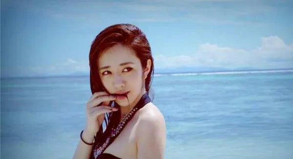 王晓晨为了不露脚踝，高跟鞋里套堆堆袜，穿出来的效果如何？