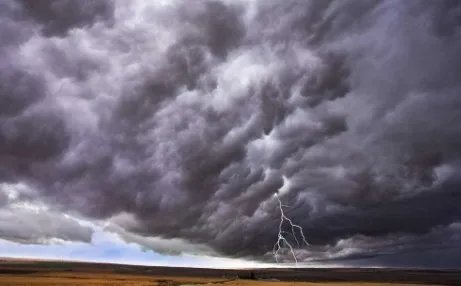 雷云拍着大手这一句的表层意思是什么？