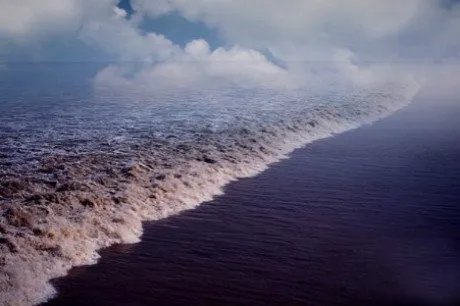 横贯江面的意思。