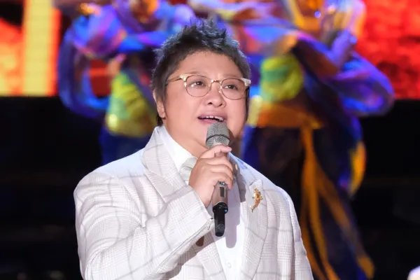 韩红暴瘦后罕现身，她究竟是经历了什么？