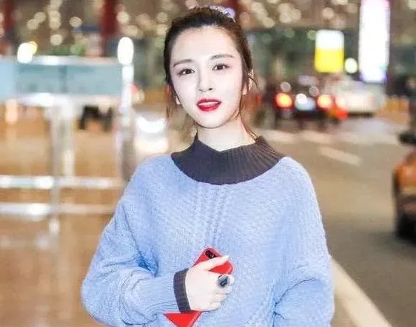 王晓晨为了不露脚踝，高跟鞋里套堆堆袜，穿出来的效果如何？