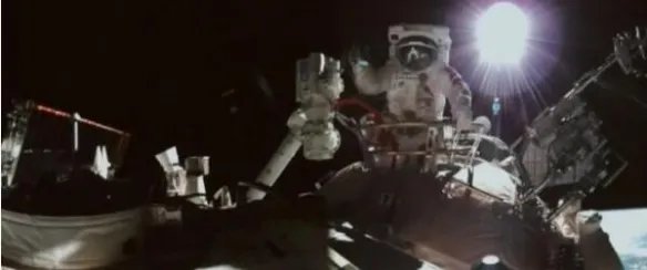 王亚平成中国首位出舱女航天员!神十三完成出舱任务