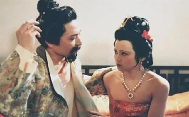 秦可卿朱怀镜关系：秦可卿为何要偷情公公贾珍?