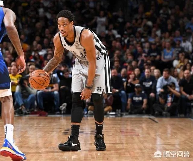 马刺VS掘金G4,最后时刻德罗赞用球怒砸裁判被驱逐出场,当时什么情况?