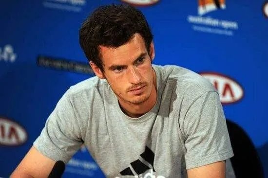 形容很规矩，很庄重的四字词语