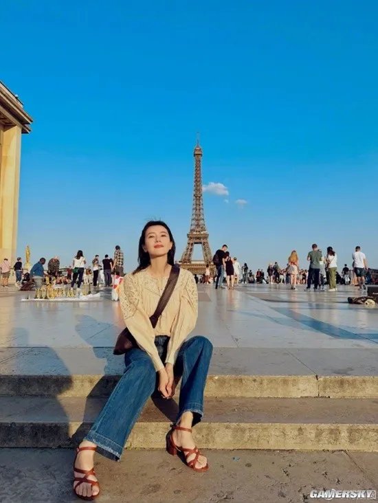 高圆圆分享十年前后与巴黎铁塔合照 侧颜精致美貌依旧