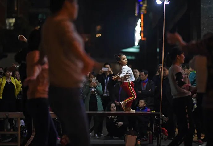 跳广场舞的小女孩是怎么回事？