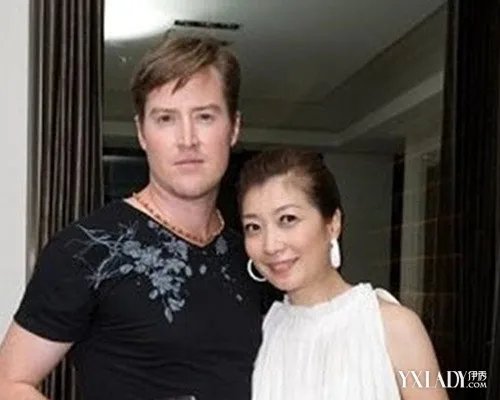 夏克立老婆图片美丽动人黄嘉千担任超女评委暖心十足