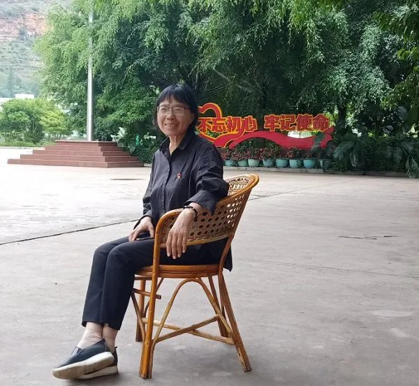 17岁的张桂梅校长照片火了，她为何会得到大家的关注和喜爱？