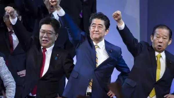 安倍晋三遇刺身亡，他对日本做出了怎样的贡献？