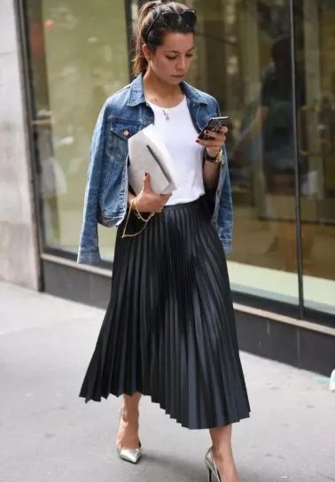 牛仔外套配什么裤子 女生穿牛仔外套配什么裤子好看