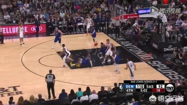 马刺VS掘金G4,最后时刻德罗赞用球怒砸裁判被驱逐出场,当时什么情况?