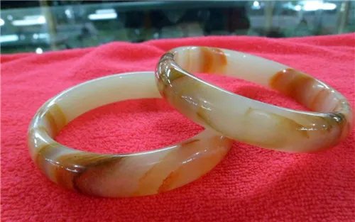 阿富汗玉手镯戴了有什么功效 阿富汗玉是什么玉