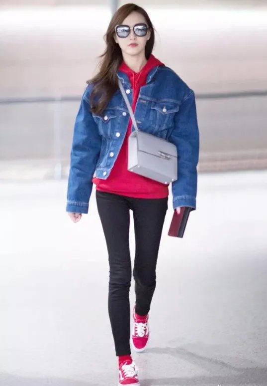 牛仔外套配什么裤子 女生穿牛仔外套配什么裤子好看