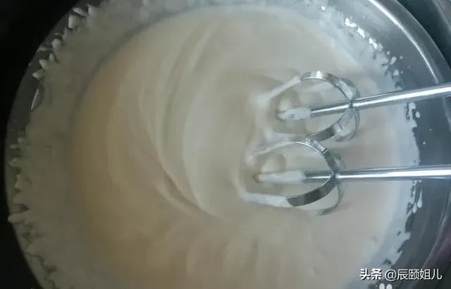 淡奶油怎么打发能让它更稳定更细腻些?