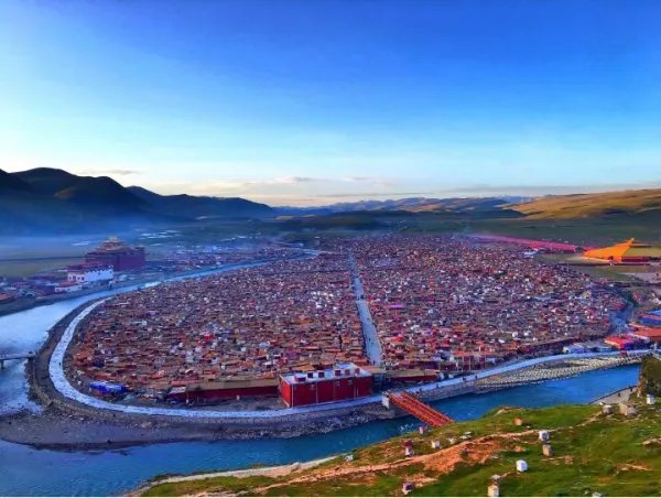 四川甘孜藏族自治区白玉县昌台区的亚青寺的规模有多大？