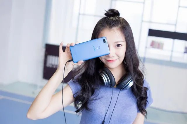 vivo新机据说是全面屏，但是为什么目前曝光的照片只是无边框手机？