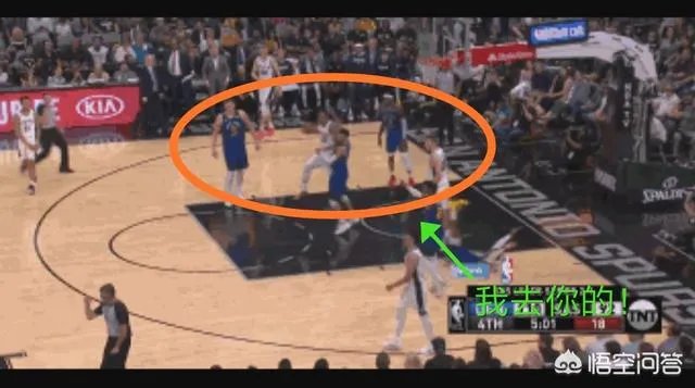 马刺VS掘金G4,最后时刻德罗赞用球怒砸裁判被驱逐出场,当时什么情况?