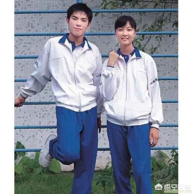 初中生13件校服收了2300元，你认为这样合适吗？