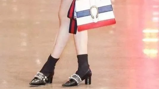 王晓晨为了不露脚踝，高跟鞋里套堆堆袜，穿出来的效果如何？