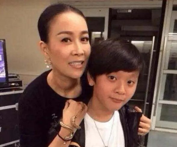 那英藏了16年的儿子曝光,看到他近照后难怪那英一般不愿晒,为什么?