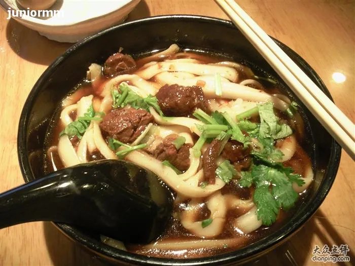 刀削面机的传统刀削面机