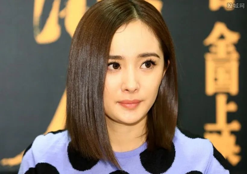 杨幂短裙被吹起险走光 摄影师抢拍遭批（图片）