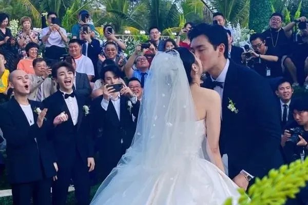 杨洋发文祝福王彦霖，终于赶上婚礼晚宴，他们此前有过哪些交集？