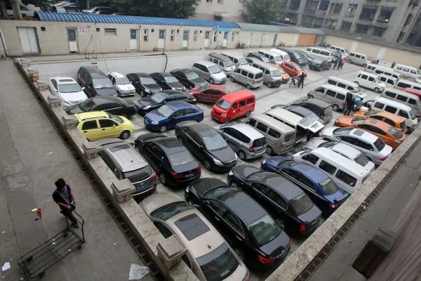 面包车被卡两车中间极限出库，司机如何做到的？