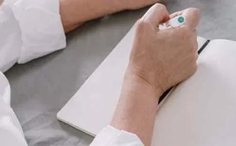 以手为话题的作文800字高二?