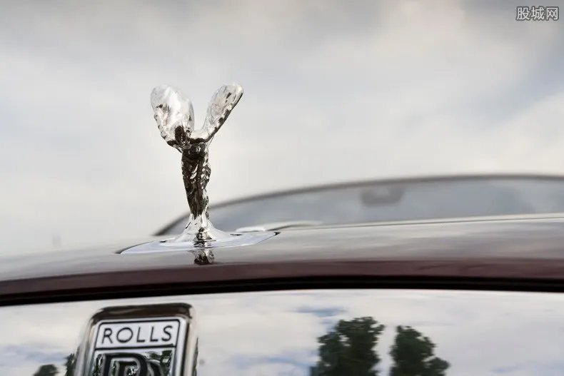千万劳斯莱斯被撞 劳斯莱斯幻影多少钱？