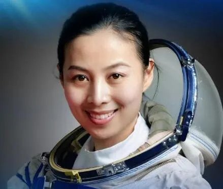 王亚平成中国首位出舱女航天员!神十三完成出舱任务