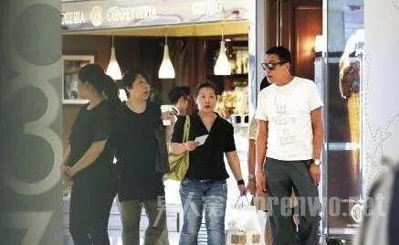 梁家辉妻子的旧照曝光了吗？